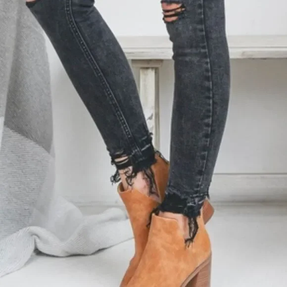 Clearance- Sizes 0-15 BLACK DISTRESSED JEANS - Picture 7 of 10